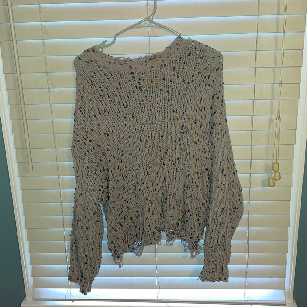 Gray sweater with taxes of color
